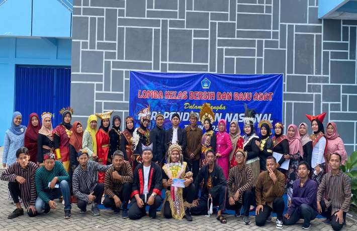 Peringatan Hari Pendidikan Nasional dengan Lomba Busana Adat Nusantara di SMK TRISAKTI
