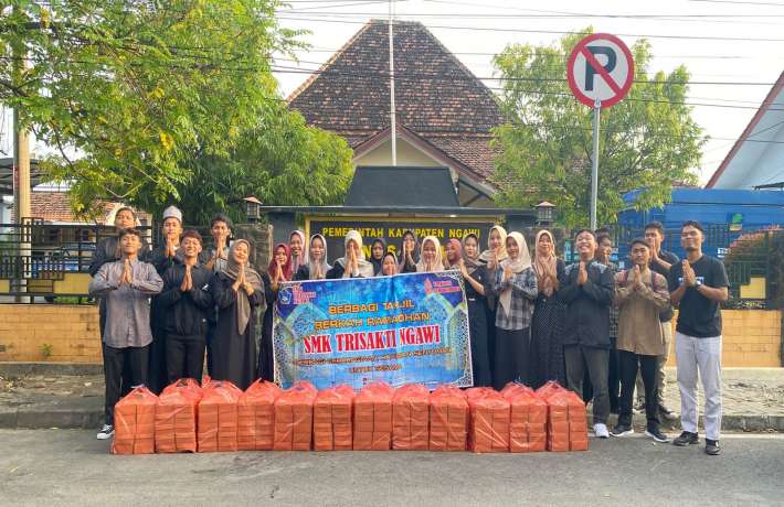 SMK Trisakti Ngawi Berbagi Takjil Berbagi Keberkahan Hadirkan Senyuman